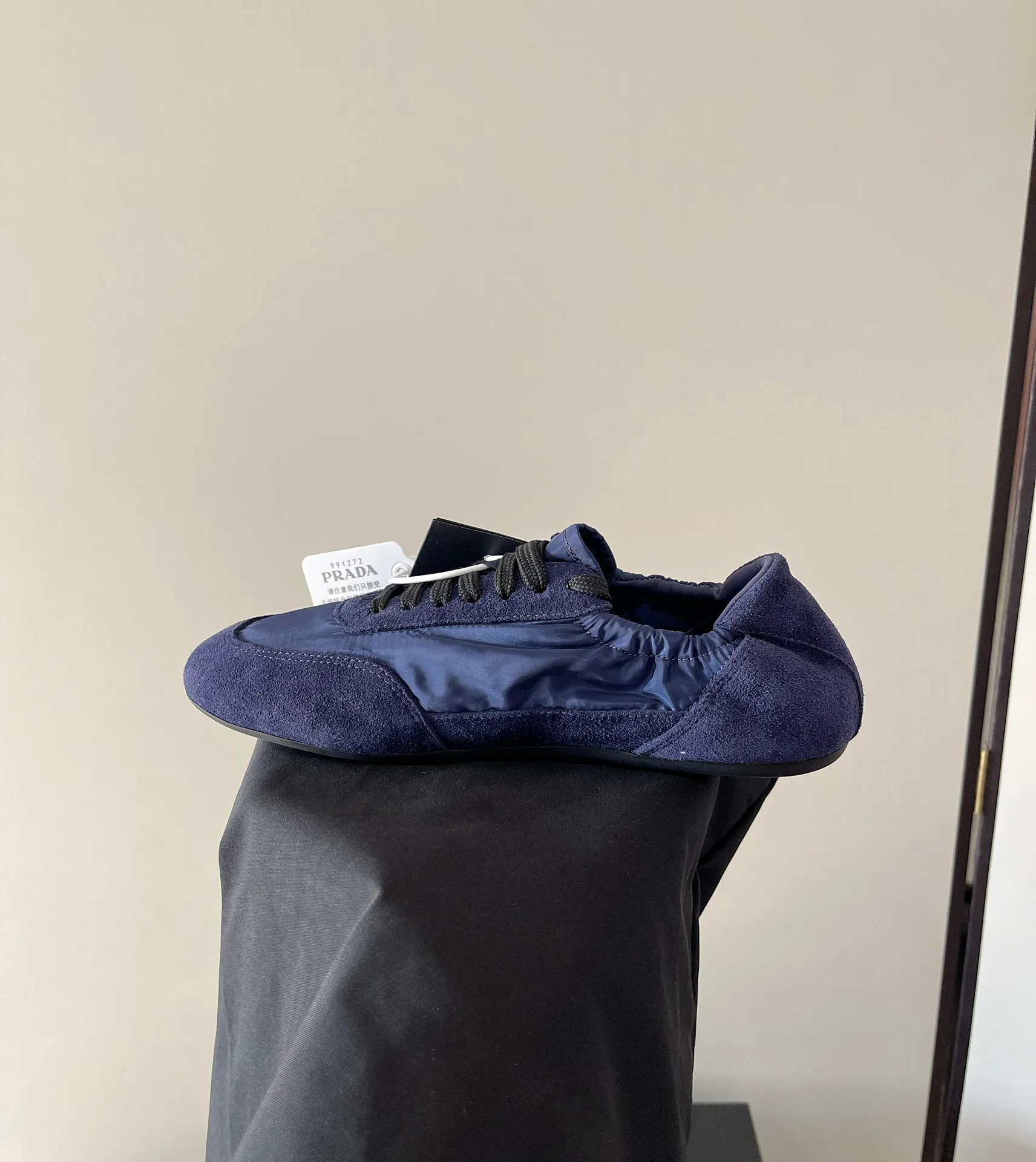 👟👟Ex-factory price 540👟👟 PRADA multi-color comfortable new Dexun ballet shoes in early spring🥂 The original top-quality replica is sold simultaneously at the counter. The fabric is made of specially imported fabrics mixed with Beijing leather. The whole pair of shoes has a very high texture. The lining is cowhide and the original imported rubber sole. The style is simple and fashionable, and the upper feet are very delicate! Color: 11 colors Heel height: flat Size: 35-41 (40 to 41 customized, non-refundable)